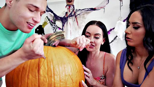 Стремительный трах от пасынка для зрелой мачехи с аккуратной киской