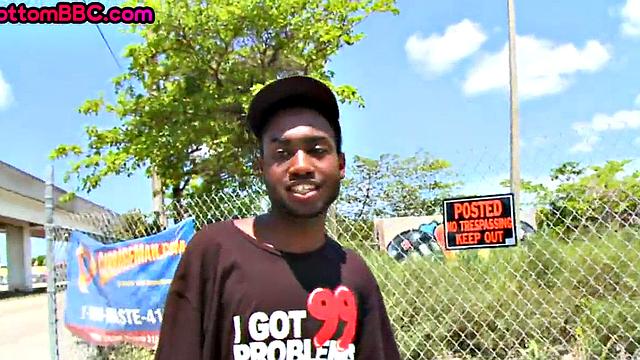 Черный татуированный качок скачет на члене и получает мощный анал за деньги