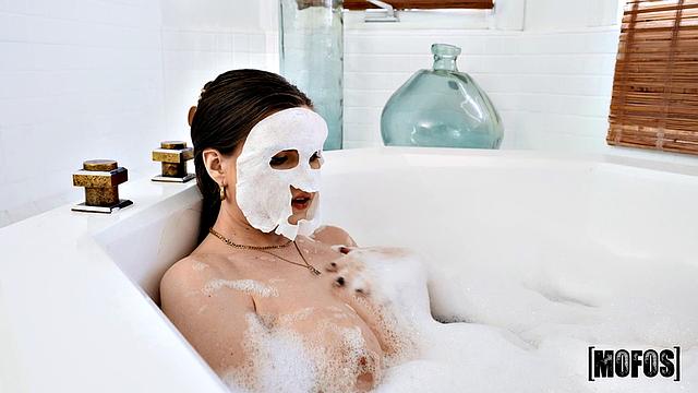 Cece Mecta делает минет и трахает Charles Dera в разных позах, наслаждаясь собой и партнером.