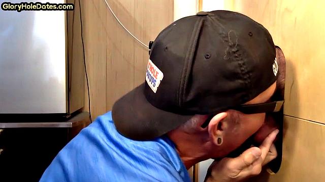 жадный отсос в дырке доводит до бешеного оргазма