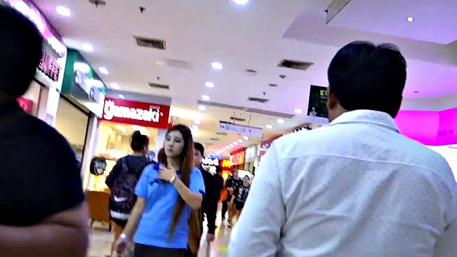 азиатка на каблуках отсасывает и ловит кремпай от туриста