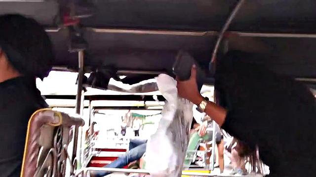 азиатка на каблуках отсасывает и ловит кремпай от туриста