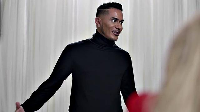 Бисексуалы по очереди трахают зрелую с большими сиськами втроём