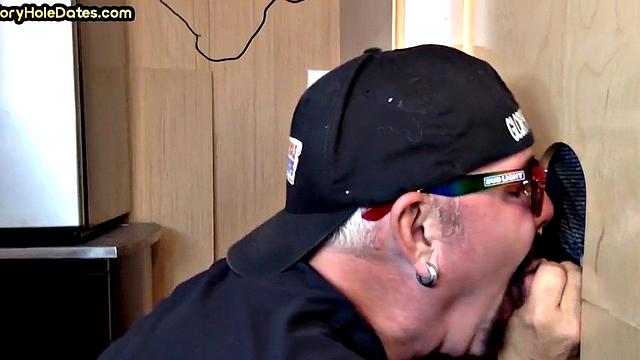 зрелый мужик у дырки сначала сосёт, потом ловит по-живому в зад