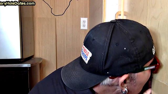 зрелый мужик у дырки сначала сосёт, потом ловит по-живому в зад