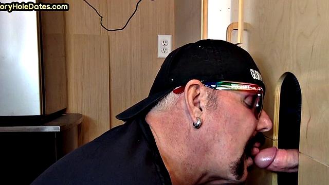 зрелый мужик у дырки сначала сосёт, потом ловит по-живому в зад
