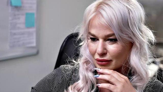 Big tit blonde London River fucks IT guy while waiting for her Cyber Monday order to arrive