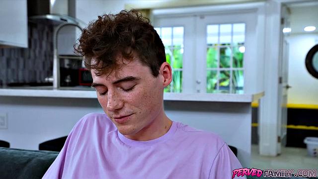 сводная сестра проверяет, налезет ли огромный презерватив на меня