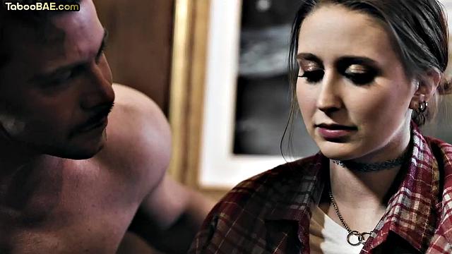 Petite chick pussydrilled hard in 3some 