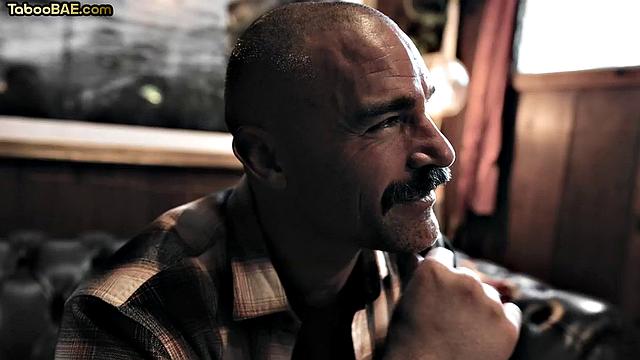 Худая шлюшка ловит двойное проникновение и сосёт член в тройничке.