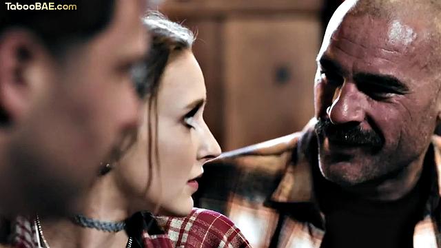 Petite chick pussydrilled hard in 3some 