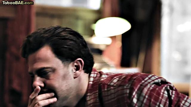 Petite chick pussydrilled hard in 3some 