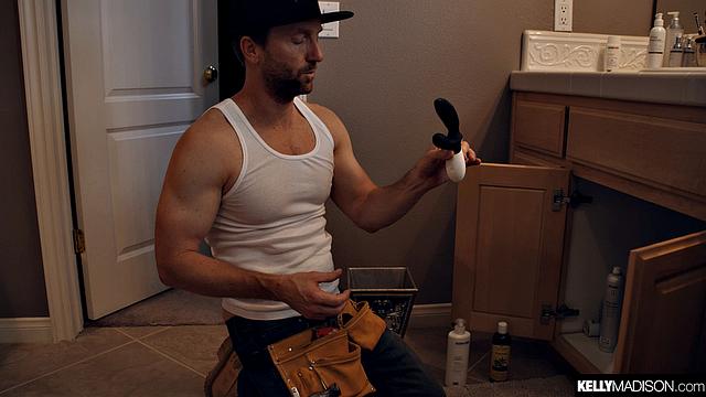 кармен трахается с мастером, когда тот находит её игрушки