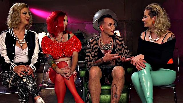 Блондинка-доминатриса порет татуированную рыжую на весёлом оргии