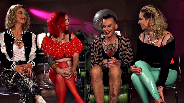 Блондинка-доминатриса порет татуированную рыжую на весёлом оргии