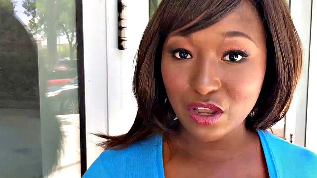 Когда у тебя такие сиськи, даже в Майами никто мимо не пройдет