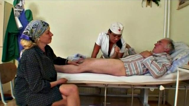 медсестра в очках скачет на старике, а жена дрочит рядом