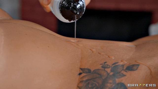 Ван Вайлд показывает, как развести на массаж и трахнуть, а Деми Нова просто сияет в кадре, пока он расслабляет её тело по-взрослому.