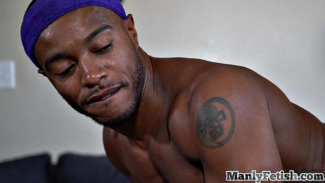 чёрный тренер берёт в оборот белый член после жёсткой тренировки