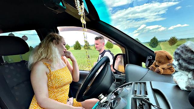 Блондинка-мамаша замечает коротышку туриста и сразу зовёт в авто на секс