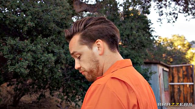 жесткий трах в тачке-движок ревёт, она стонет