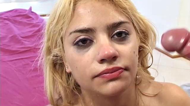 испанская блондинка душит горло членом и высасывает до последней капли