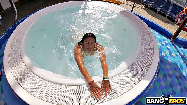 Луна Стар катается на зиплайне и заодно получает порцию спермы на пляже, курорт удался на славу!