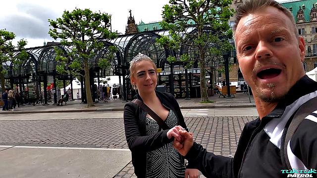 Bella B дрочит и трахается с азиатом на камеру, крупные сиськи и гладкая киска в деле.