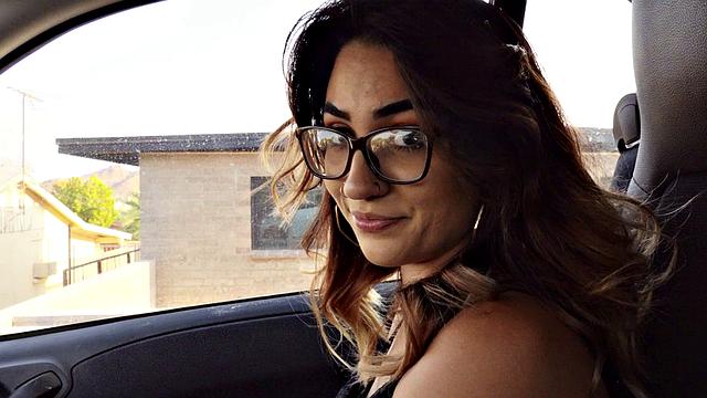 американская мускулистая брюнетка скачет на огромном члене в позе reverse cowgirl