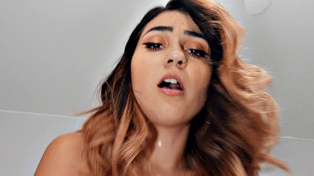 американская мускулистая брюнетка скачет на огромном члене в позе reverse cowgirl