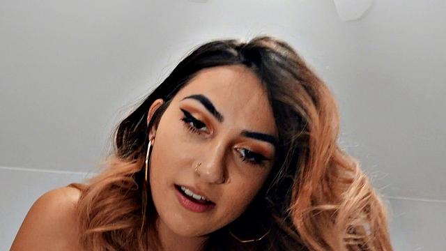 американская мускулистая брюнетка скачет на огромном члене в позе reverse cowgirl