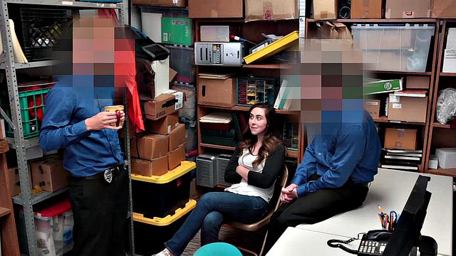 Секретарша обслуживает весь офис после работы