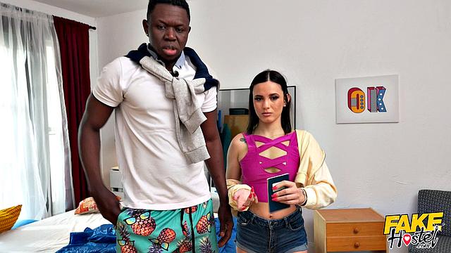 инспектор по визам трахает латинку при её парне