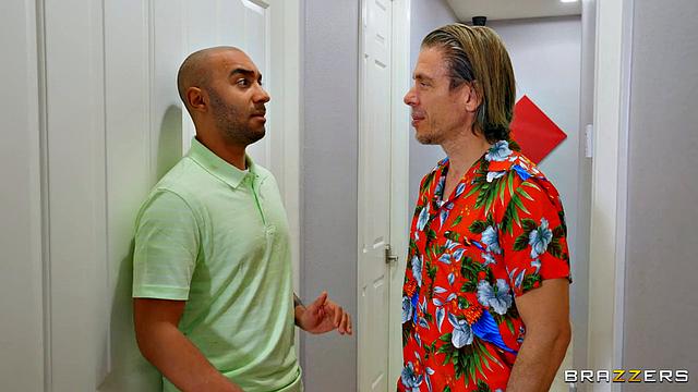 Слимтик Вик и Asteria Diamond устраивают групповуху с Mick Blue за спиной парня