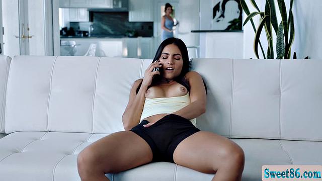 Isa Bella и Liz Skylar натирают друг другу гладкие письки до мокроты и кайфа.