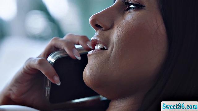 Isa Bella и Liz Skylar натирают друг другу гладкие письки до мокроты и кайфа.