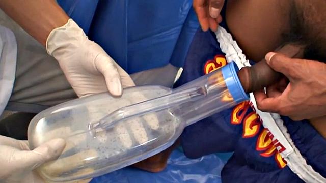 доктор устроил фитнес-парню из Азии не только медосмотр