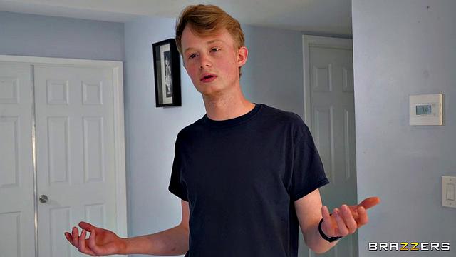 Парень находит секс-игрушку мачехи и ловит её в страстном моменте с ним самим.