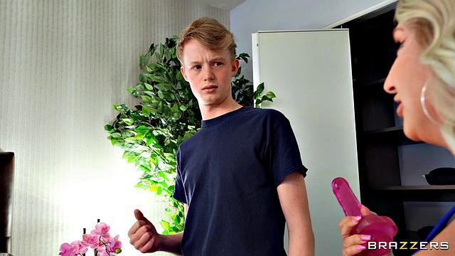 Парень находит секс-игрушку мачехи и ловит её в страстном моменте с ним самим.