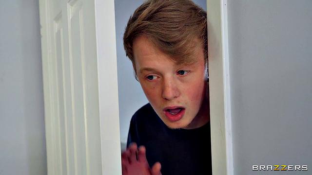 Парень находит секс-игрушку мачехи и ловит её в страстном моменте с ним самим.