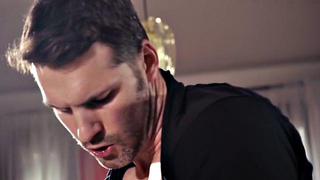 Тату и чулки: парень просто не удержался от такой груди