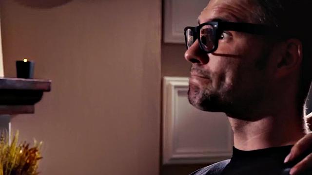 Тату и чулки: парень просто не удержался от такой груди