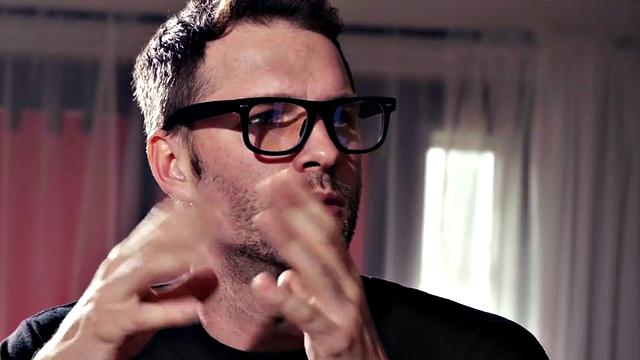 Тату и чулки: парень просто не удержался от такой груди