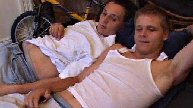 лукас и ганнер устроили горячий минет друг другу, потом ганнер отжарил лукас в попку и оба залили живот спермой