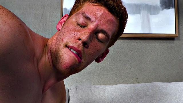 рыжий сам себе выдал премию после анального пальца