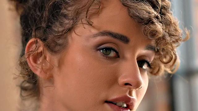 Кудряшка с юмором разбирается с киской рыжей подруги