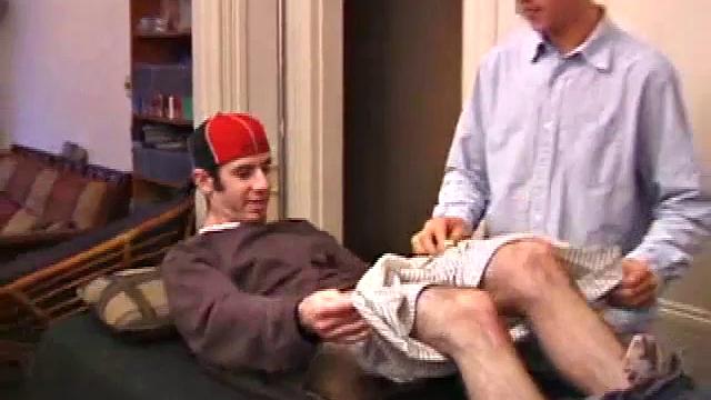 Таг возвращается домой - Мэттью срывает с него одежду и жестко трахается на массажном столе