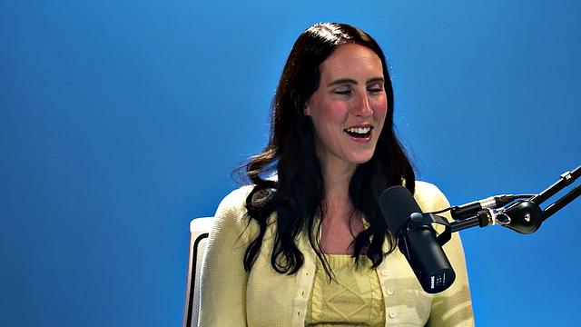 Sexual masturbating babe fingering solo