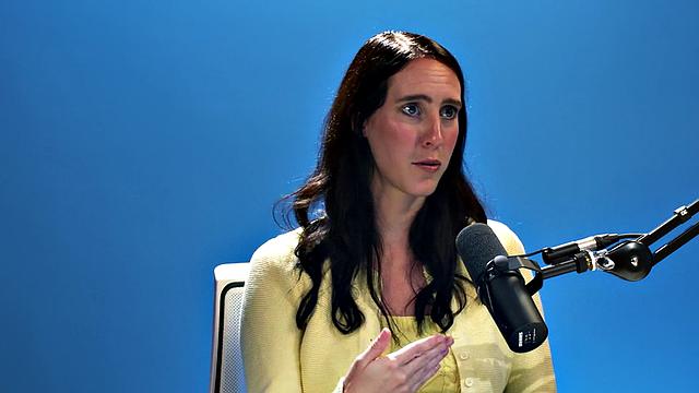 Sexual masturbating babe fingering solo