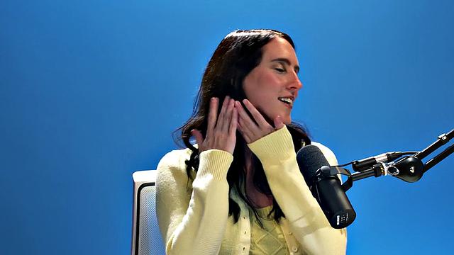 Sexual masturbating babe fingering solo